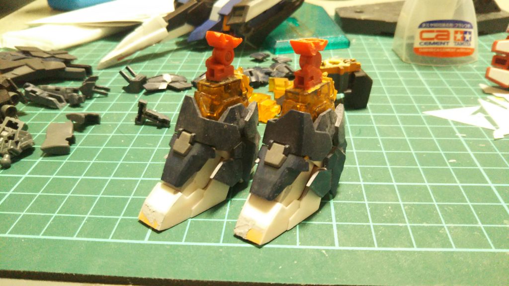 足先の可動が欲しかったのでA-Zを使用しましたがそのままじゃユニコーン系らしくないのでバンシィの足とプラ板で形状変更