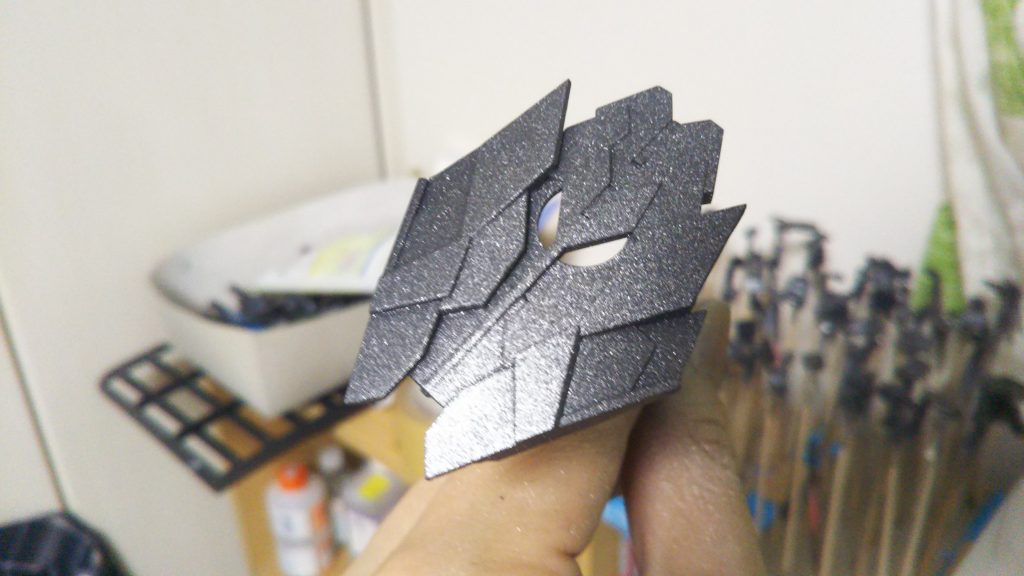 塗装は黒サフを下地にガイアのスターブライトシルバーを下地が見えるくらいにふわっと塗り