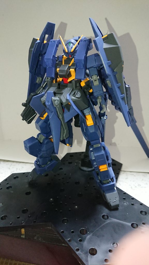 通常形態です。
上半身が緊急脱出ポットプリムローズへ換装した状態です。
地味にウォートドウォートの顔を調整し、ガンダムヘッドにしてます。