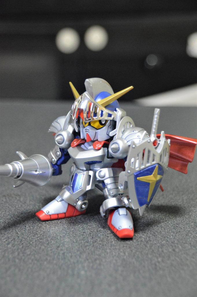 ナイトガンダム。ほぼ全塗装です。本体と鎧が同じ色だったので鎧はシャインシルバー&光沢トップコート、素体はつや消しで質感が変わるようにしました。その他、イエローやブルー部分、マントなども色々塗っています。