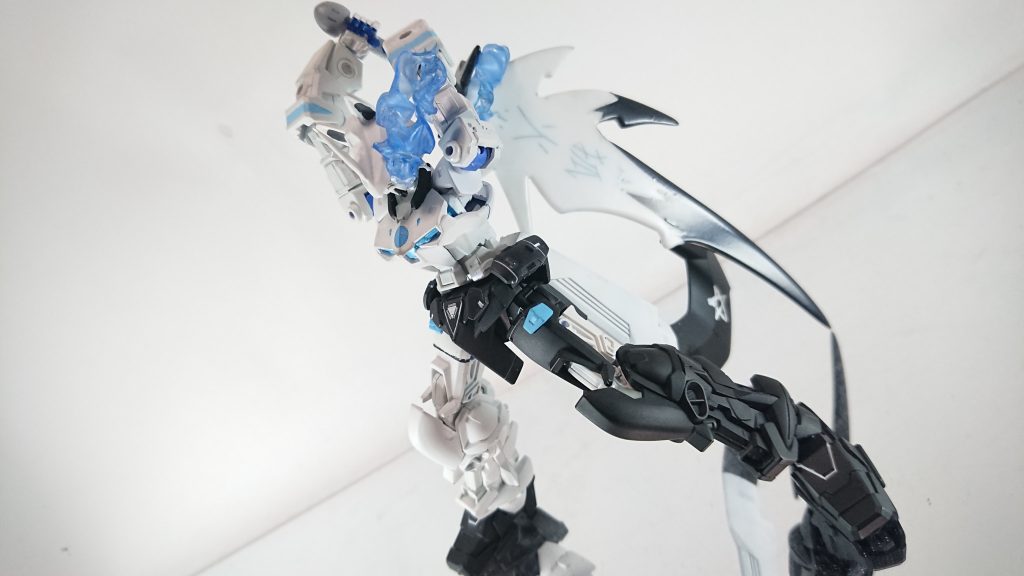 『天剣・狐火』
同じく『暁のブレイカーズ』のコラボから。
『白上フブキ―天―』が使う武器。
青い炎は絶対零度の炎。
この武器の時は目からも炎が出ます♪