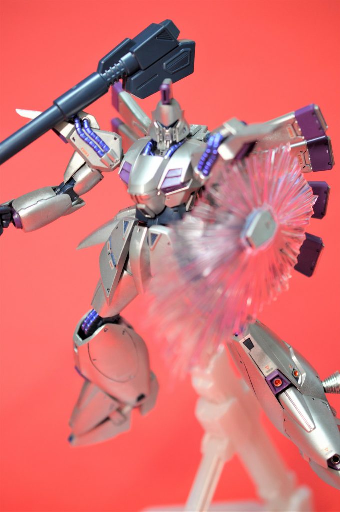 肩についているパイプが一体型だったのが気に入らなかったので、削って分割しました。