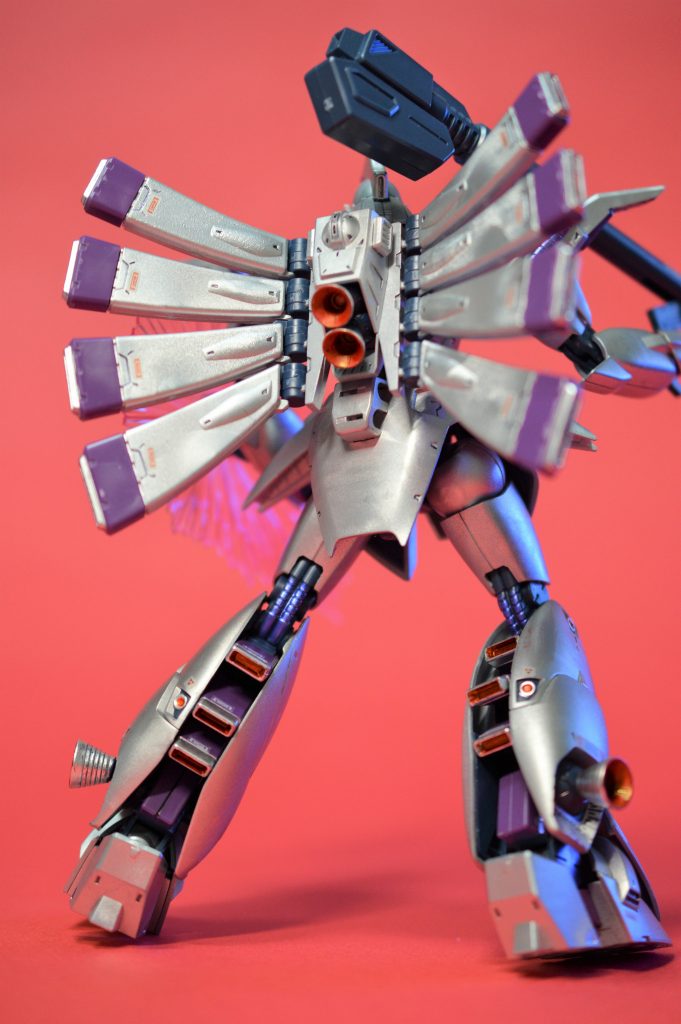 初めて缶スプレーで本格塗装に挑戦しました。しかし所謂サフ吹きというのを飛ばしてしまい、後ろから見るとずいぶんサフの重要性を感じる結果に（＾＾；