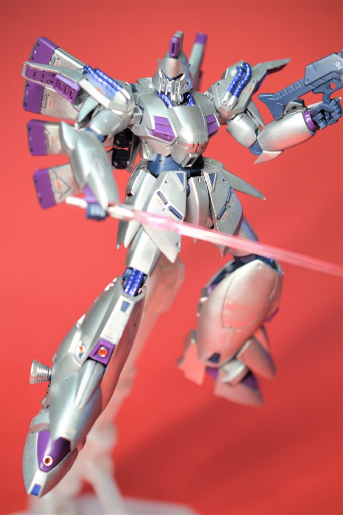 クロスボーンバンガードのシンボル機、と取説にあったのですが、外装の色がちょっと地味に感じたのでメッキ風シルバーで派手目にしました。その他細部の部分塗装も施しています。