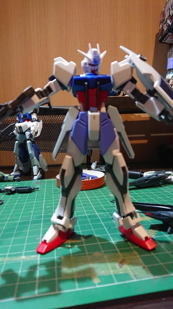 ビームサーベルの収納は悩みました。
ベースに選んだキットのストライクだと背中にラックを背負わせるというのがどう考えても発想力と技術力の不足で出来ず断念し腰にしました。
その際にライトニングガンダムと写真は見当たらなかったのですがスクランブルガンダムを試しました。
製作メモという事で一応。