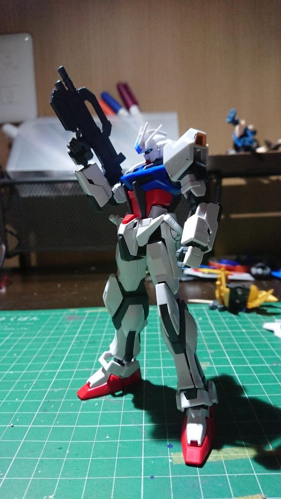 アサルトライフルを構えてPART-Ⅰ
ビームライフル系よりも実弾装填にロマンを感じるので…というよりもしっくり来るのが無くて困ったところにアトラスガンダムが視界に飛び込んできましたので搾取しました。