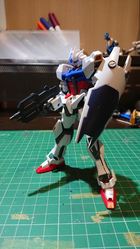 シールド装備、数ある中でこのシールドが一番好きです。

設定としては本機体は先行試作機として特別に組み上げられたものではあり、データー収集後もある程度はチューンナップされてるものの同時期に製造されている量産機とあまり大差がないか寧ろ劣る程度というどこかで聞いたことあるものです。
なので武器の類いも代替えの効くものでと考えています。