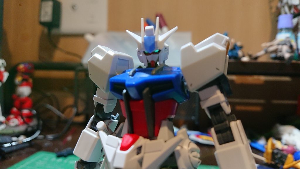 バストアップ、ストライクの頭部にエクシアのマスクを加工しながら角度調整しブレイブハイνのアンテナを使いました。
当初はアンバランスかなと思いながらの製作でしたが見ている内に良い塩梅かなとなり今ではお気に入りの頭です。