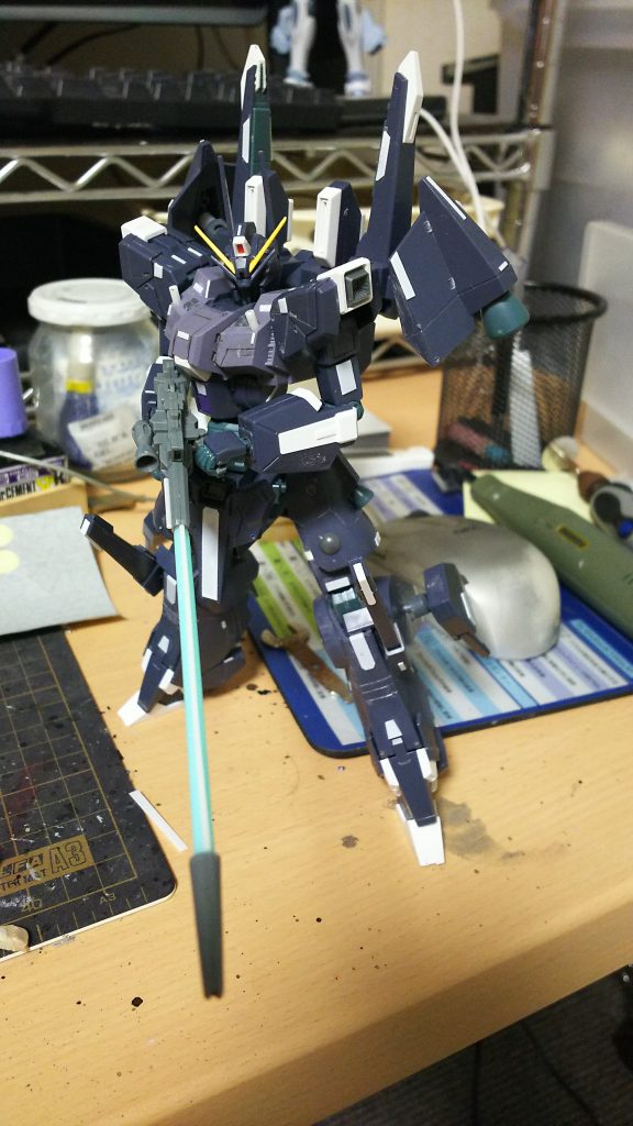 改造はシンプルにプラ板と、プラ棒、筋彫りとオーソドックスな改造を、他はシルヴァバレトの余剰部品を腹部の延長に使用しています