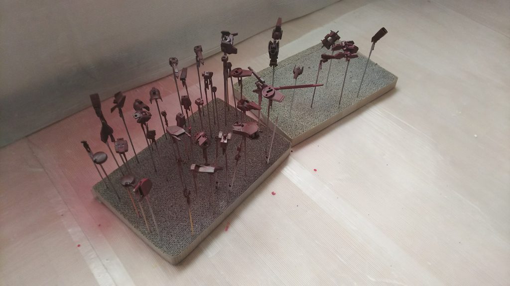 今回は、エアブラシで塗装水性アクリジョンはなかなか詰まらずに、吹き付けするのが難しい