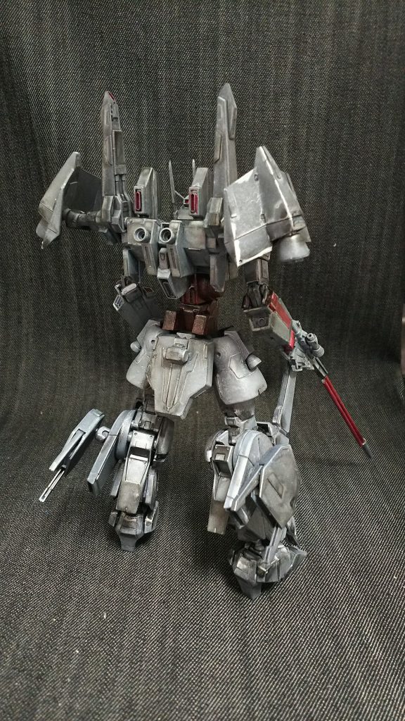 後ろ部分は、サプレッサーの特徴的な腕パーツを取り払い、背中部分にあったブースターを機体各部に分散させ、宇宙空間にも少しは優位であろう風にしてあります