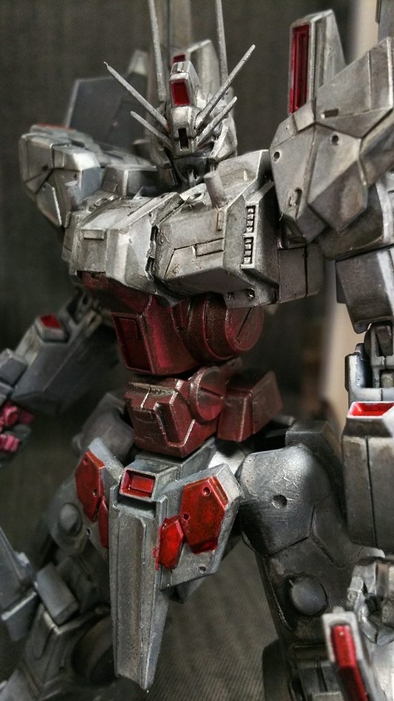 今回はテーマとして、宇宙のデブリに紛れて狙撃するということで、岩風味で、鉄の建築物みたいな塗装を施しています、所々赤なのはカッコいいからです！
