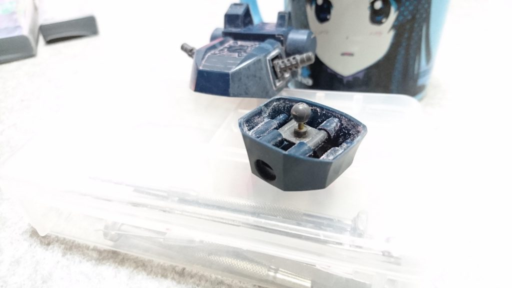 ゲルググの胴体は写真のような分割になってるので軸を延長するだけで胴体の寸詰まりが解消出来ます。