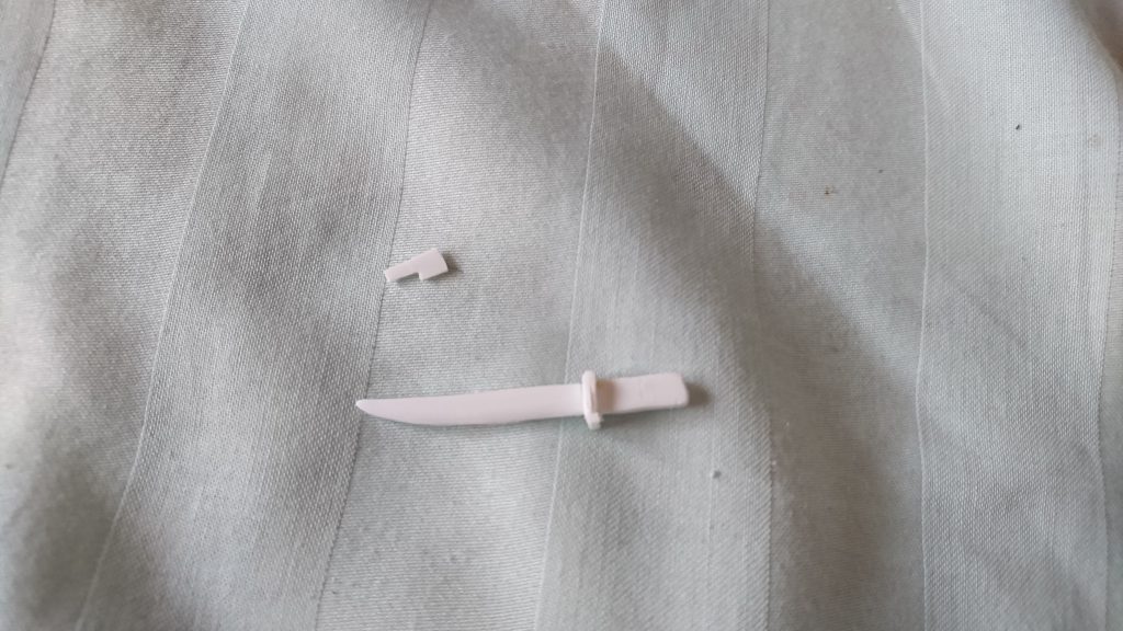 プラ板を重ね合わせて日本刀を生成。
実はフルスクラッチで武器を作るのは、今回が始めてだったりします。