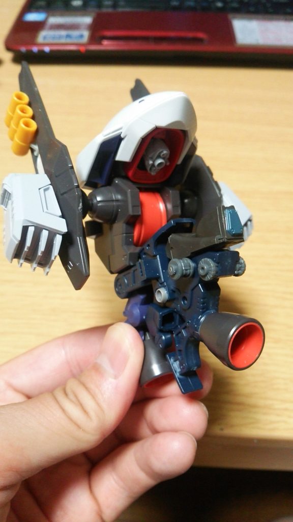 背面の大型ブースター製作。HGジ・オの足フレームを使用。その他ジャンクとウーンドウォートのパーツをミキシング。