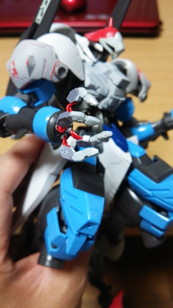 指パーツ。手首をふさいでワイヤーを仕込みました。ワイヤーは入れ替える事で長さを変更可能。