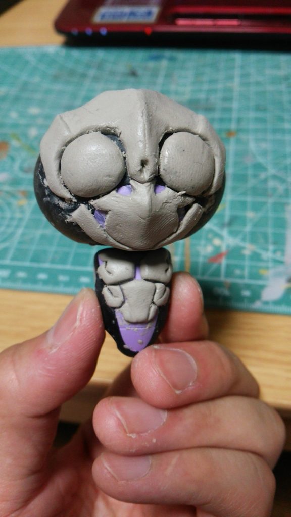 いつもの如くパテ盛り成型して行きます。