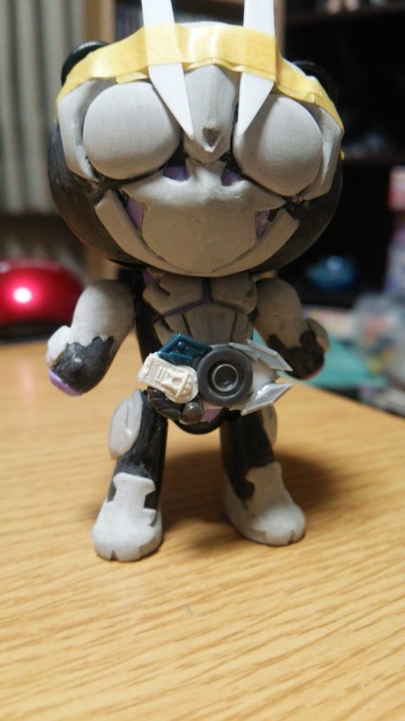 ベルトの「飛電ゼロワンドライバー」はプラ板のベースにジャンクを盛り付けて作りました💦