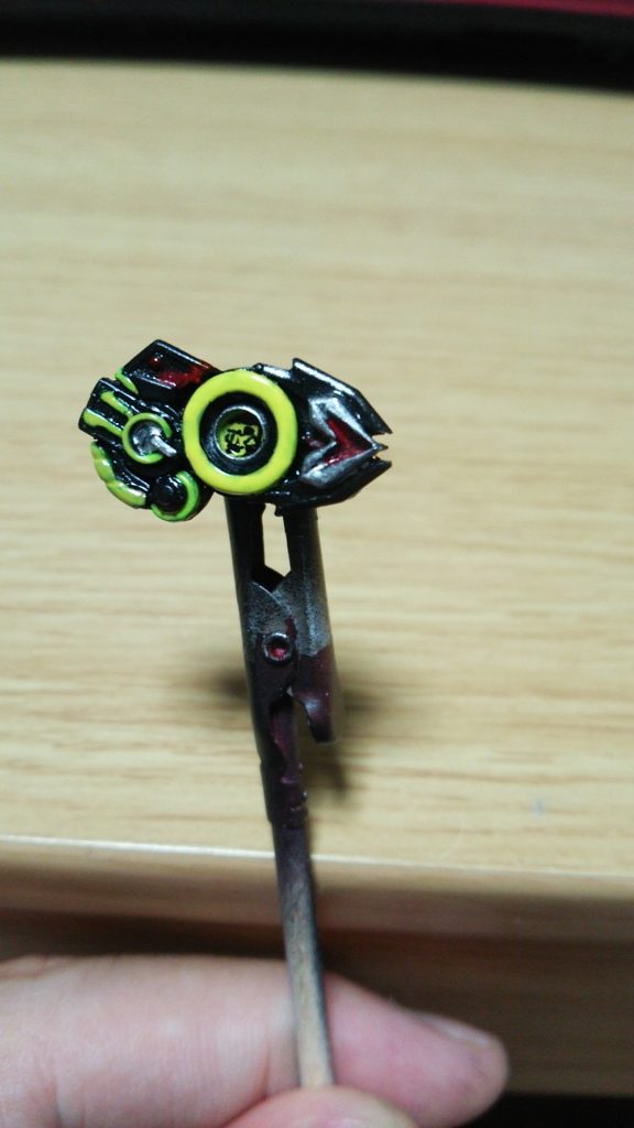 ちなみにゼロワンドライバーの塗装でベルトの中心にあるバッタのマークは面相筆手描きで頑張りました…(泣)