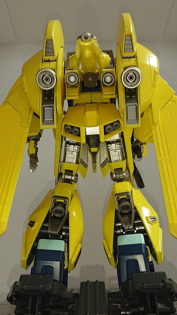 アストナージすまん💦踵の黄色を塗り忘れた(;´д`)出張撤収間際で塗装してたから塗料もギリで賄ってて…引っ越すまで、何とか塗装終わらせなきゃと慌ててやったのが手違いの元でした自宅に帰ってパチ組むつもりだったから、肝心のキアライエローも使い切ってしまってこの有様ですが完成ですm(_ _)m