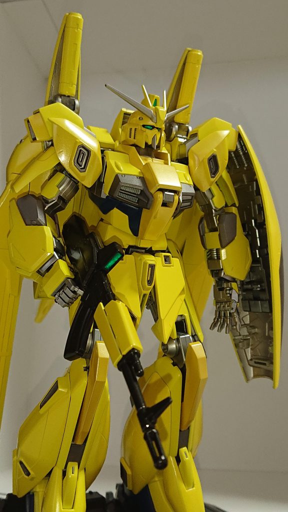 塗装は全てクレオスさんのMrカラーでメインのカラーであるイエローは、GX4・キアライエローです他には、艶消しの焼鉄色・ディープオーシャンブルー・メタルブラックフレームはスーパーアイアンとスーパーチタンを使用しました後は黄色にアクセントで数ヶ所、クリアゴールドをコーティングしてます