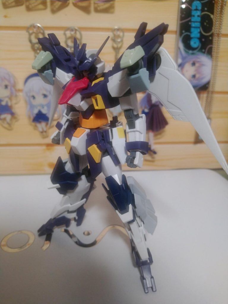 塗装前。羽のせいで目立たない肩の小羽根。
パーツはほぼ外せるので通常形態と追加装備みたいな感じで分けたほうが良かったかも。
オリジナリティ出そうとなるとやはり頭部の改修が欲しいなぁと思いました。
次は頑張ってみたいです。
ここまで長々と見てくださりありがとうございました。