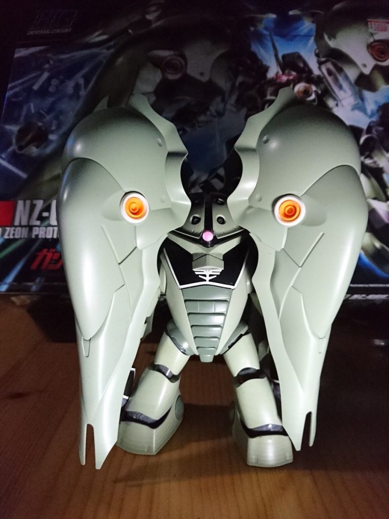 当機のパイロットとして召喚されたマリーダクルス中尉はその威容を目の当たりにするや助走つきで設計者を殴り倒したとほどである。