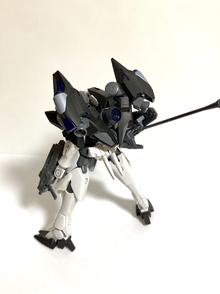 #後ろから1枚#
太陽炉の形をコーン型から少し変わった形に変更しました。GNメガランチャーの基部を使用してます。少し見づらいのですがメタリックブルーが綺麗に色分けできてよかったです!