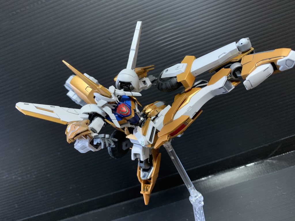 よくやってた回し蹴り
首周り以外の可動はバエル据え置きなのでよく動きます。