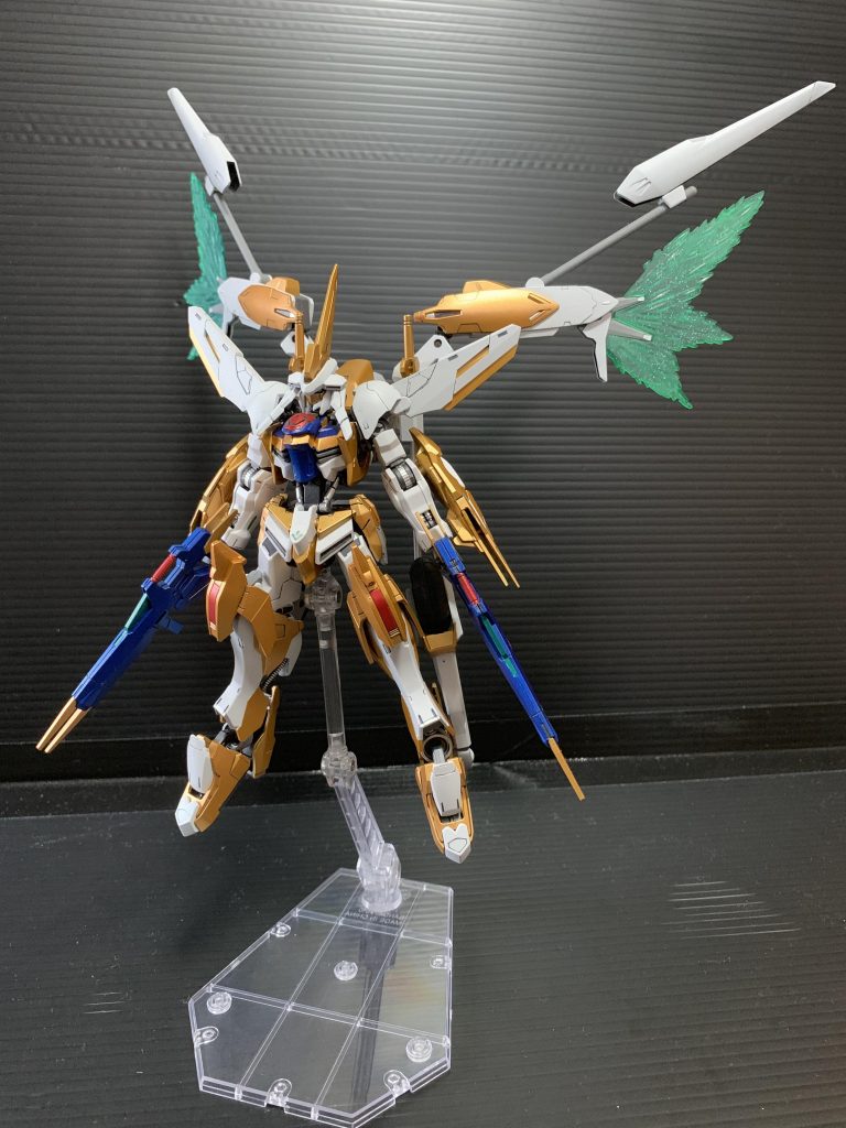 エナジーウイング展開しフル装備
本当は換装式でランスロット全形態再現をしたかったのですが自分の作業ペースと設定した期限では欲張り過ぎだったので
今回はノーマルとアルビオンが主になります。
胸の装甲が青いのは、当初はSiNを作るつもりだったのですが、どうしてもC7ヴァリスのギミックが再現できず、一旦諦めようと思ったが最終的にはSiNで飾りたいと思ったので配色だけでもと。