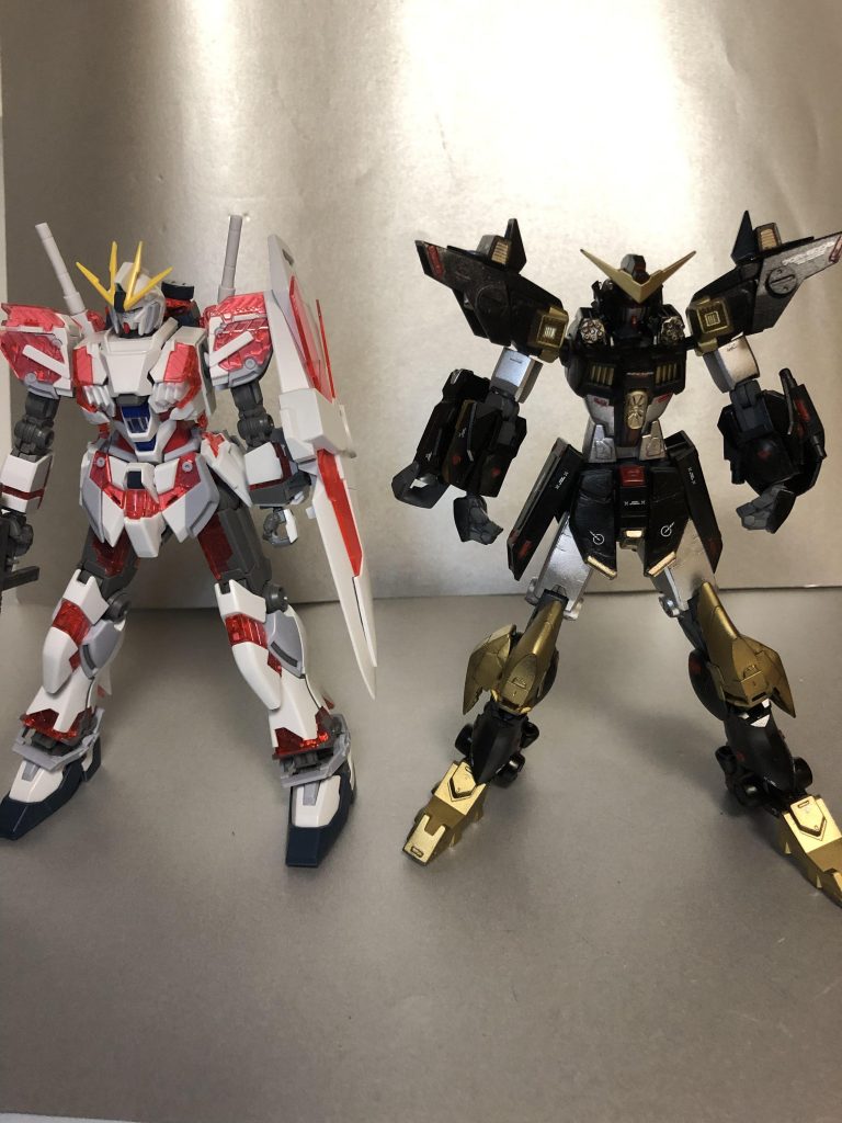 ## 大きさ比較
近くにいたナラティブくんと。
若干リジジュアルの方が大きい。
脚が肥大化したため18m級のパーツを使っているにもかかわらず、かなり大型化した模様。
大型故にビルドナックルズもあまり使われないLサイズを使用し、腕を長く見せている。