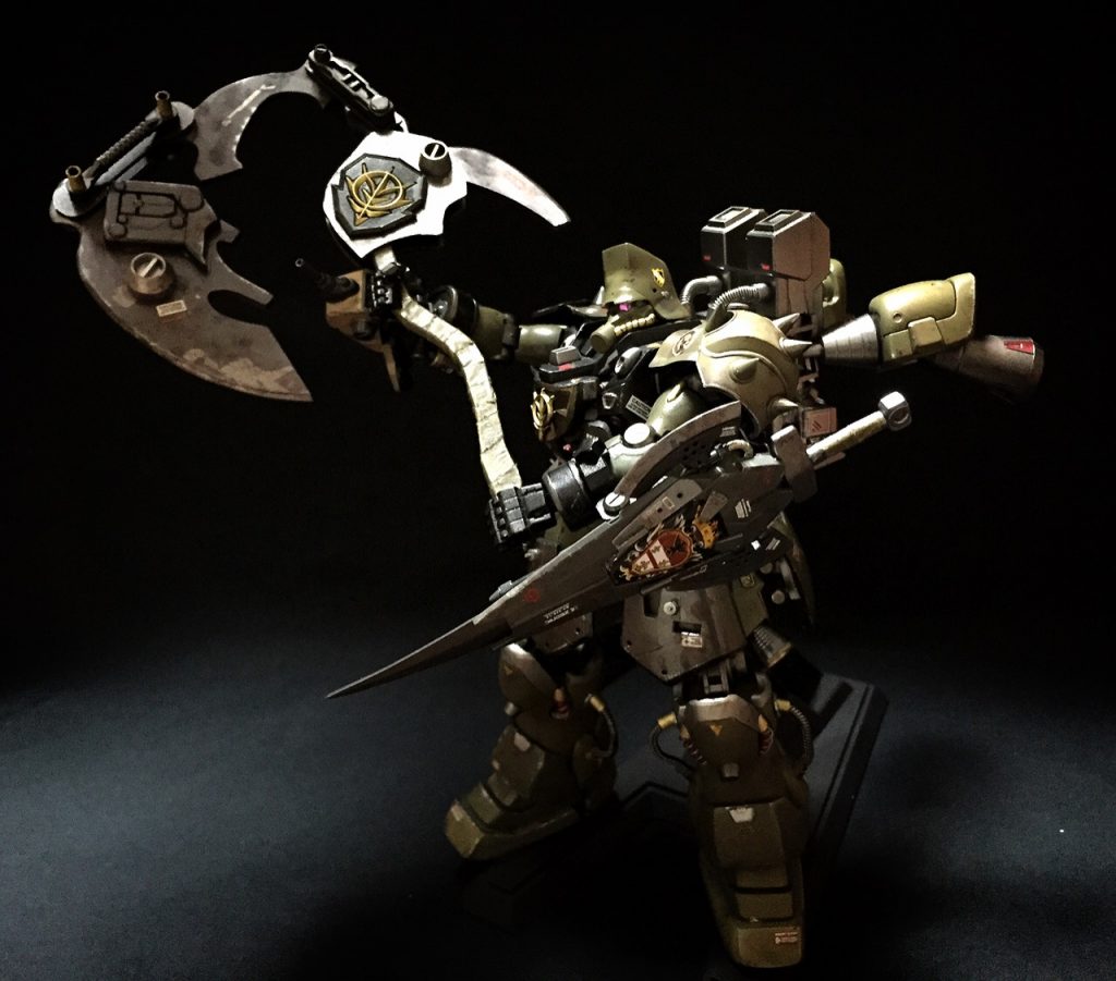 巨大な戦斧は可変して鎌のような形状になります