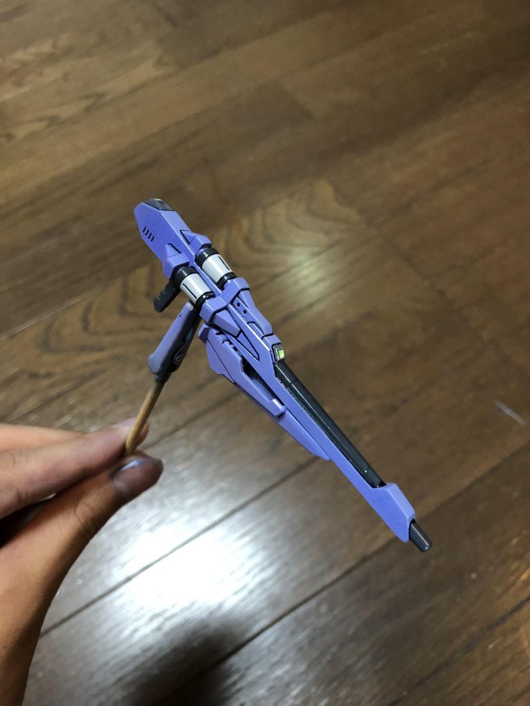 制作においてやったことといえば、目消しくらいですね。割と簡単フィニッシュでした。タミヤ缶スプレーに薄い紫色がなかったので、渋々エアブラシで調合して塗りました。ライフルの色分けが大変でしたね(;´д`)