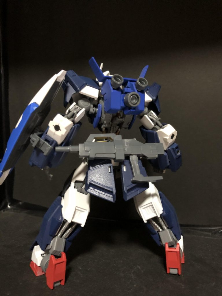グランサの追加装甲を付けたいがためにAGE-1のパーツを多く使いました。ガンダムフレームのおかげでゴツさ、スマート感、可動域と全てバランス良くまとまりました