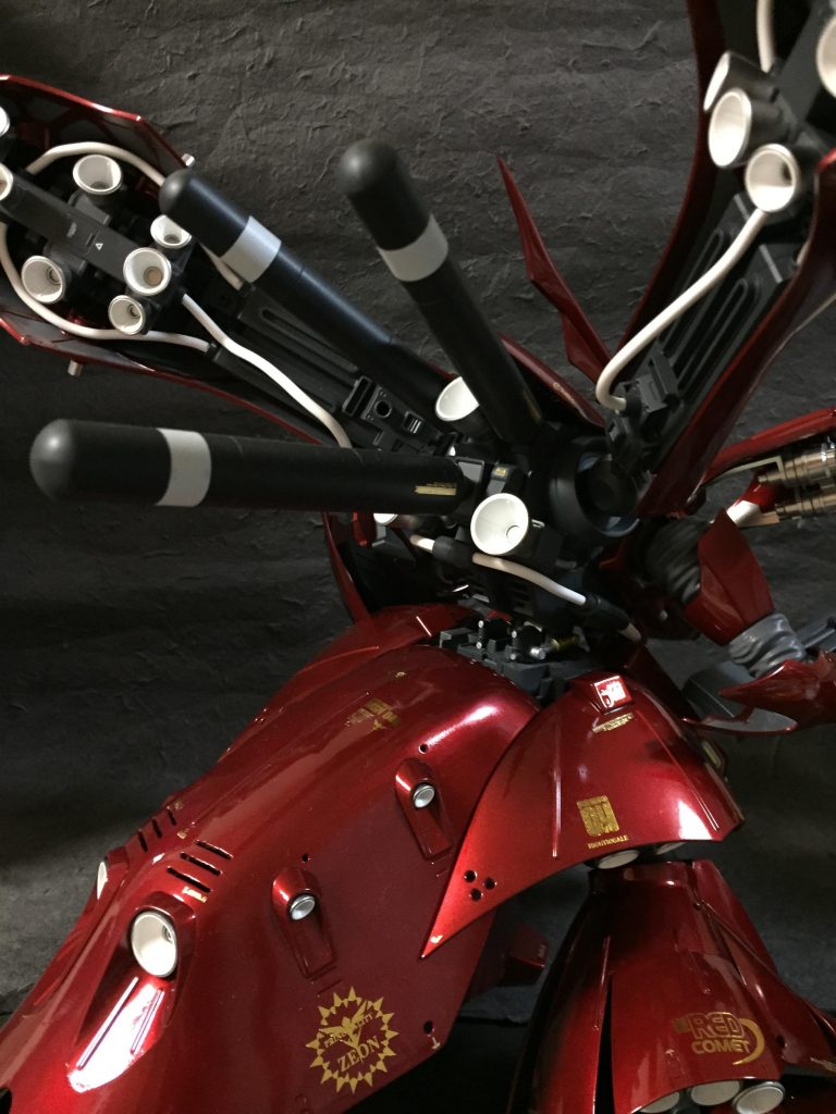 ファンネルコンテナの軸をνガンダムの股関節パーツを使い可動可能に