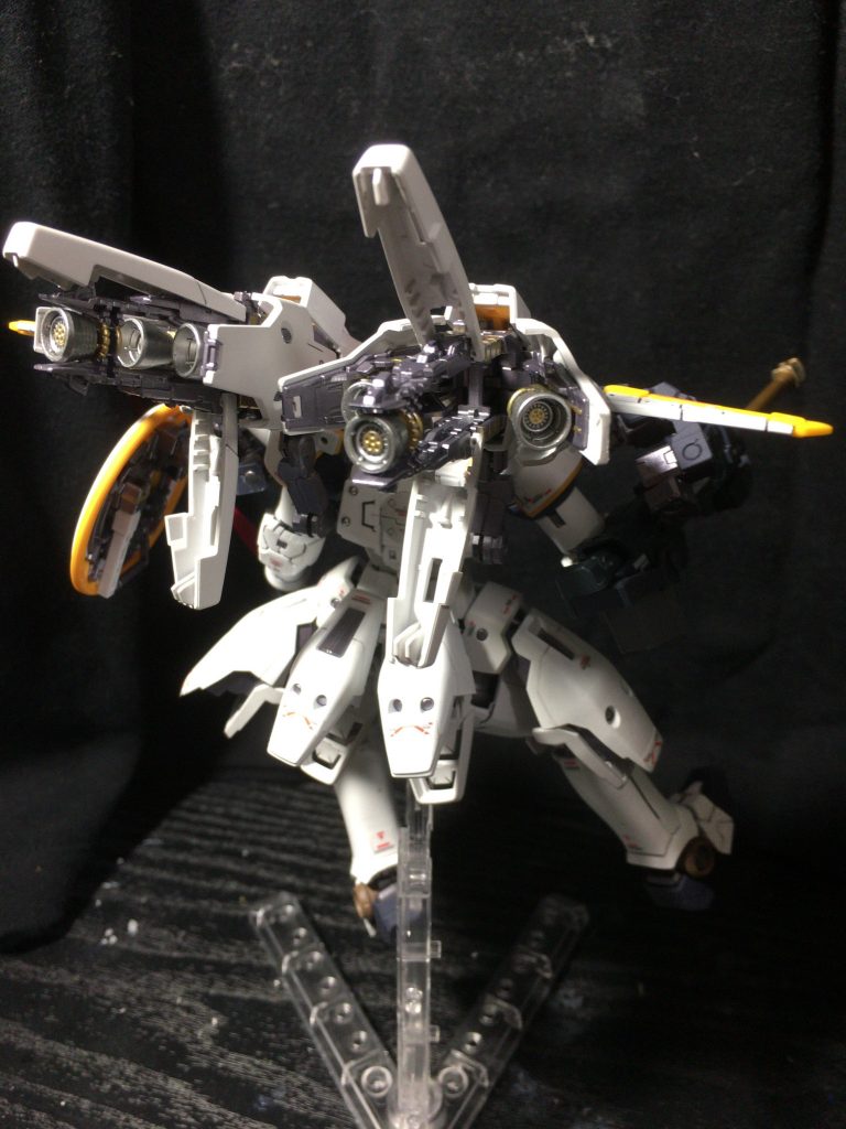 背中は気合い入れて塗り分けしました
バーニアの中、金にしたんだよ|´-`)ﾁﾗｯ