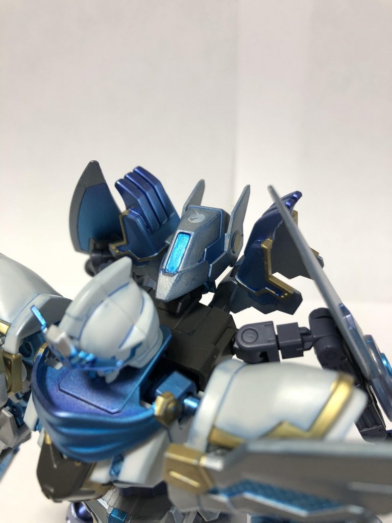 武装装甲「丙」 (ブソウソウコウ ヘイ)アームドアーマーXCです元の形状とは少し違いますが支援メカの頭部分をつけることによって索敵、空間把握やサイコミュ増幅などの支援をします