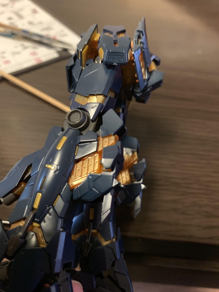 サイコフレームのディティールを目立たせる為にトパーズゴールドを吹いてみました