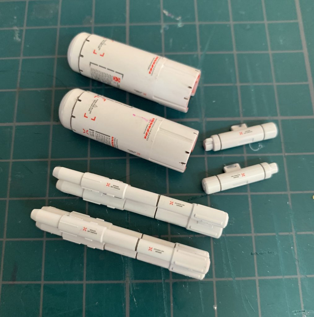 ミサイルは白に限る！
そしてちょっとデカール貼るとそれなりになってカコイイ