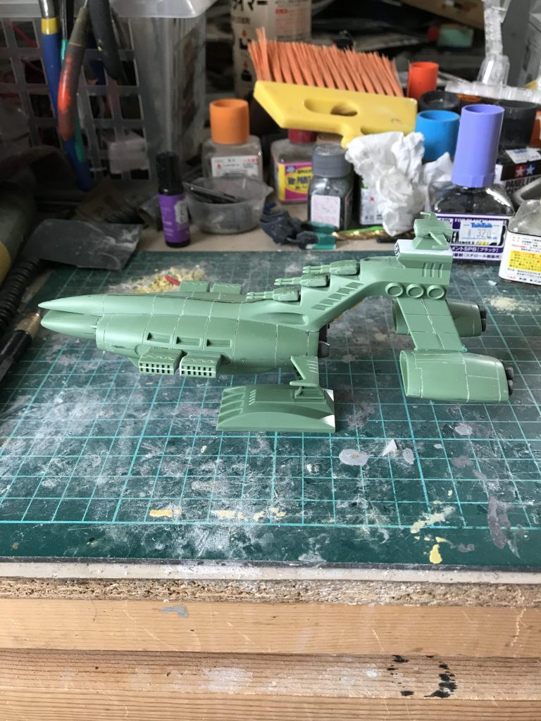 サイドダクトは合わせ目が合わないので間にプラ板を挟んで目立たなくしました。