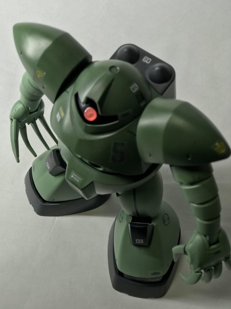 モノアイはHアイズ。ジャンクデカールで地道にお化粧。