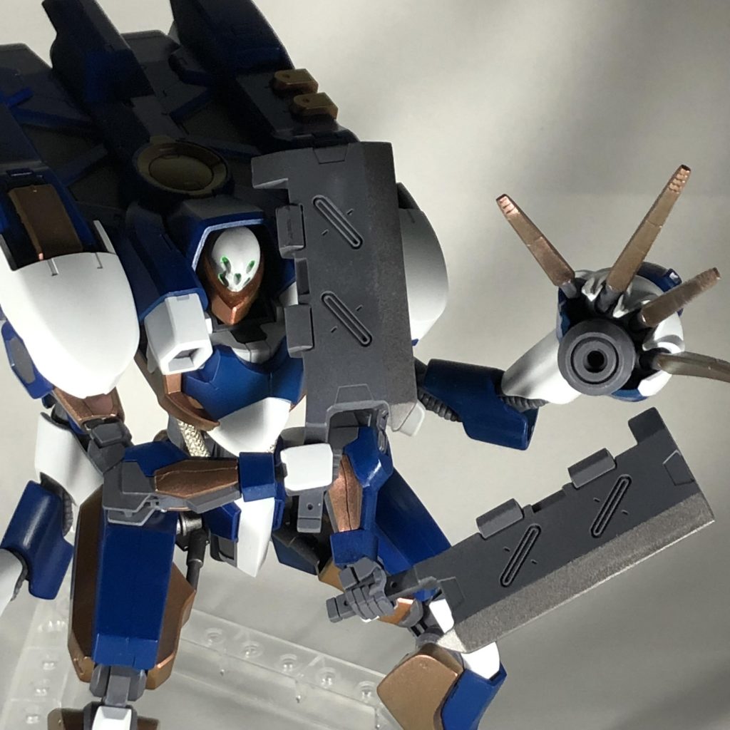 ブレードの刀身と刃で色を塗り分けましたが、分かりにくい。もっと強調した色にするべきでした。