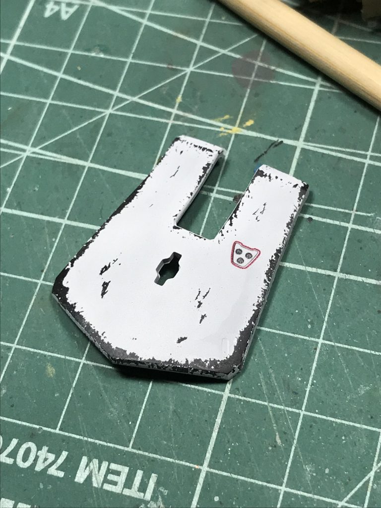 爪楊枝や筆を使って塗装を剥いでいきます。