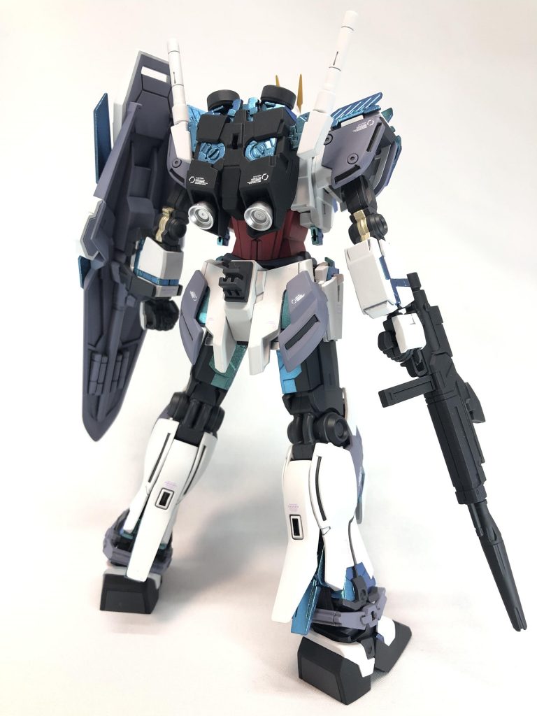 改造は、シールド内部のミサイル穴埋め、アンテナのシャープ化のみ行っています。
デカールもごちゃごちゃしないよう、パープル系を使って控えめに入れています。
以下、ポージングです。