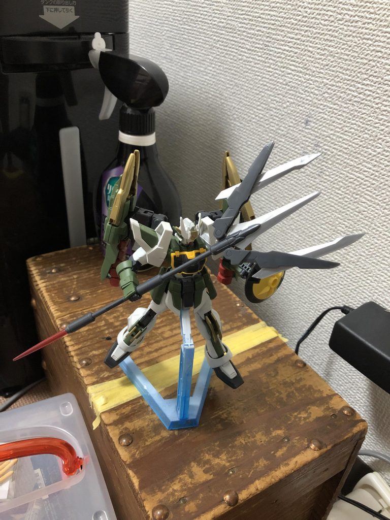 ビームサーベルは投槍として使用できます
また、2つを合体してトライデントに変形