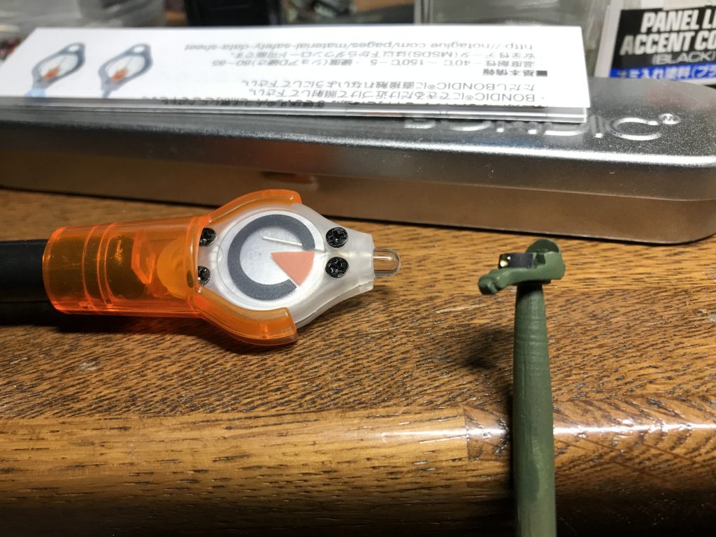 モノアイは、円筒形の土台にドリルで凹みを作り、シルバーで塗った上に  UV硬化ナントカ…を
ポタリと乗せました。