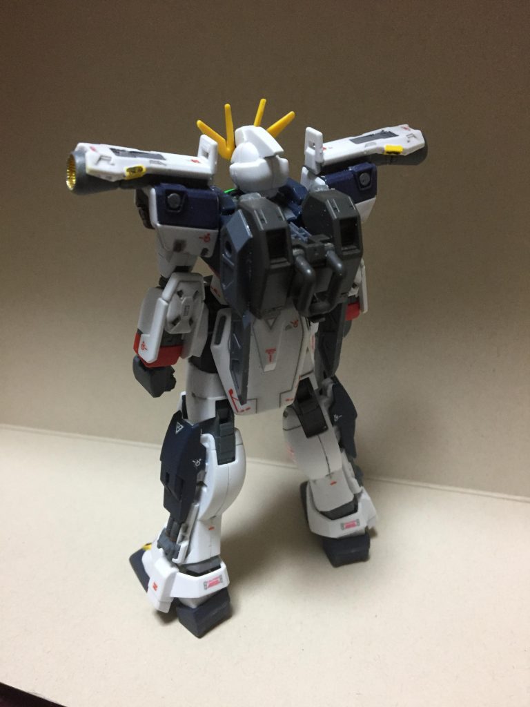 バックパックは鉄血ウェポンズ9の付属品と、ジャンクパーツで構成されてます。
そのままだと取り付けられなかったので、接続部を削って、ダイバーズのウェポンセットに付属していた二穴用ジョイントで取り付け。
ほかのオールガンダムプロジェクキットにも流用が容易になってます。