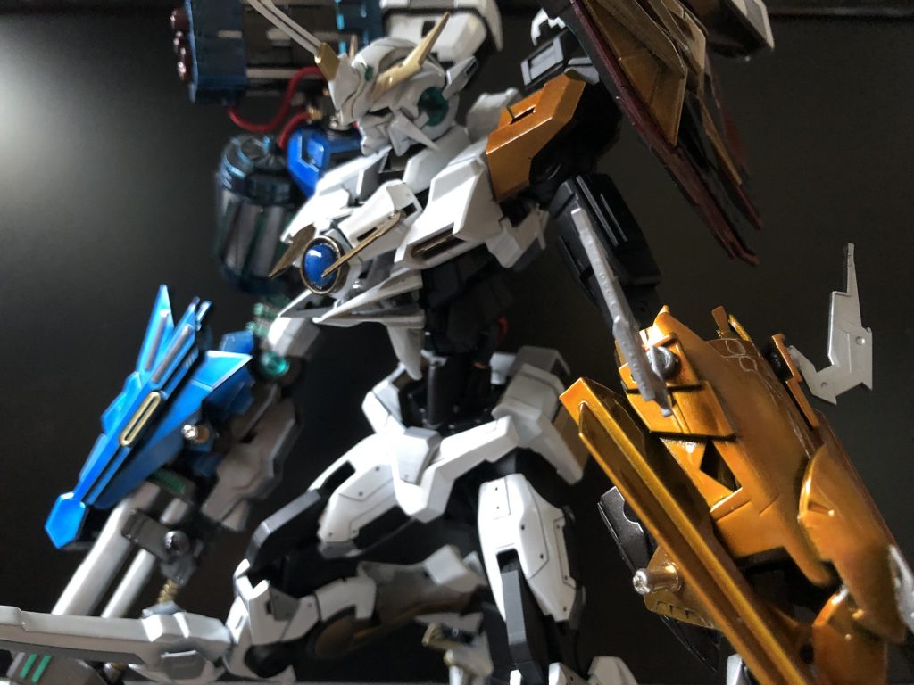 塗装は鎧を来ている騎士のイメージなので外装はツヤあり、内部フレームはマットブラックで仕上げました。
腰部分はH Gバルバトスの部品とモールとランナーを使い、足先も巨大化に伴い計3センチほど頭身を上げてあります。