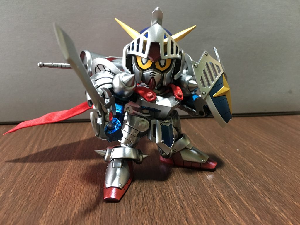剣を構えてアクションポーズ。マントも少したなびかせて。