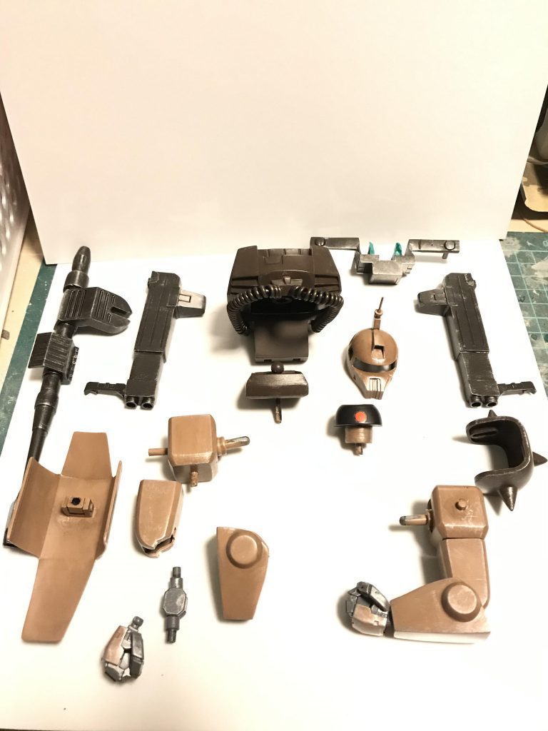 上半身部分
胸部と腹部はカットしてボールジョイント化、頭部はモノアイと分割してモノアイも可動できるようにしてます。肘は二重関節です。